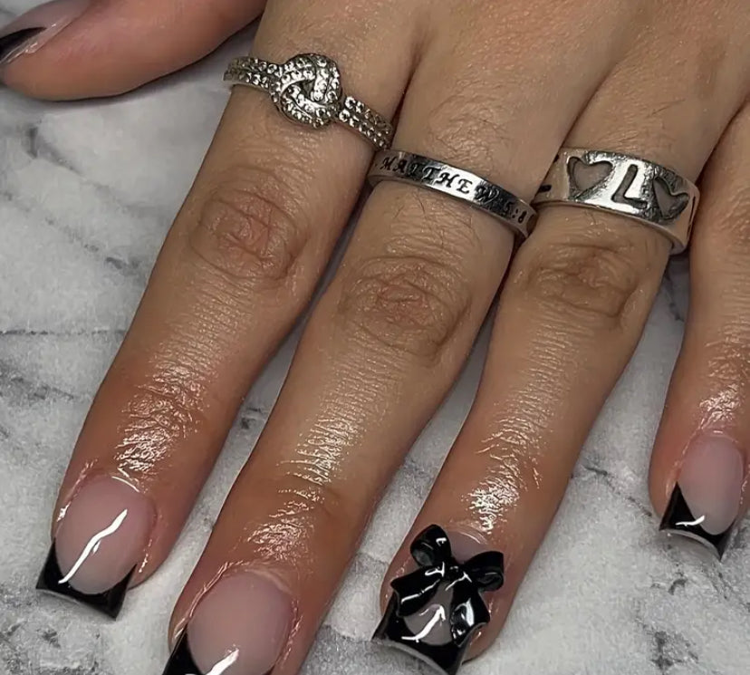 Pretty Nails: Black Bowed